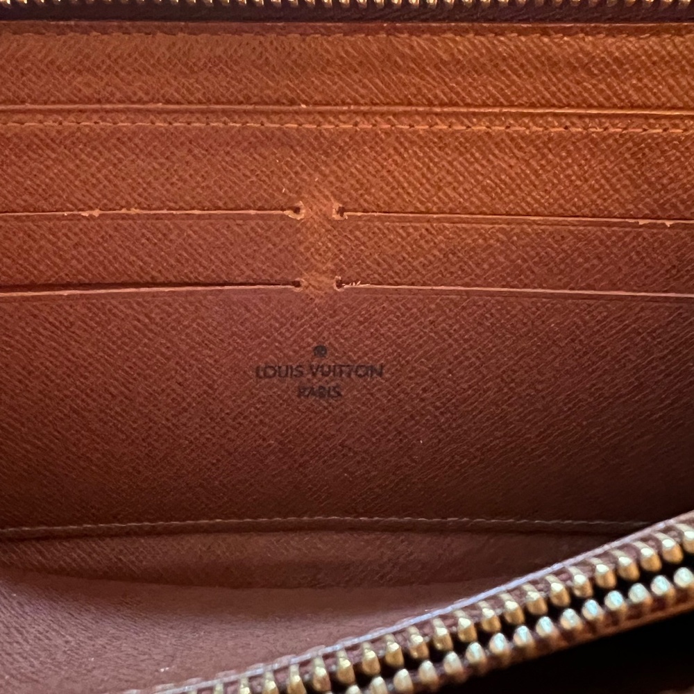 Louis Vuitton | Zippy Wallet w/ Brown Interior | Good to Great Condition - Picture 9 of 14